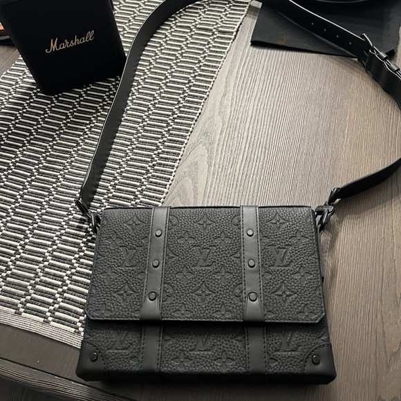 Louis Vuitton Mens messenger bag - Picture 1 of 4